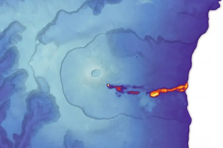 Thermal image of PIton de la Fournaise showing a bright lava flow on the southeastern flank contrasted with cooler vegetation and rock.