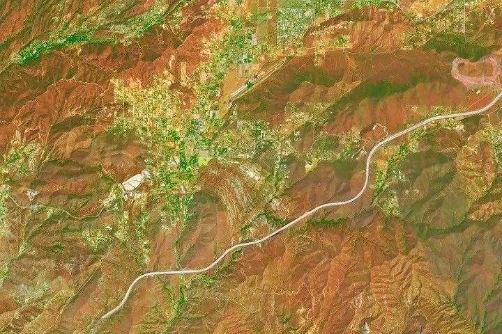 A zoomed-in view of the Vasquez Rocks part of the image highlights a sandy parking lot where Star Trek scenes were filmed, the Antelope Valley Freeway, and the nearby community of Agua Dulce.